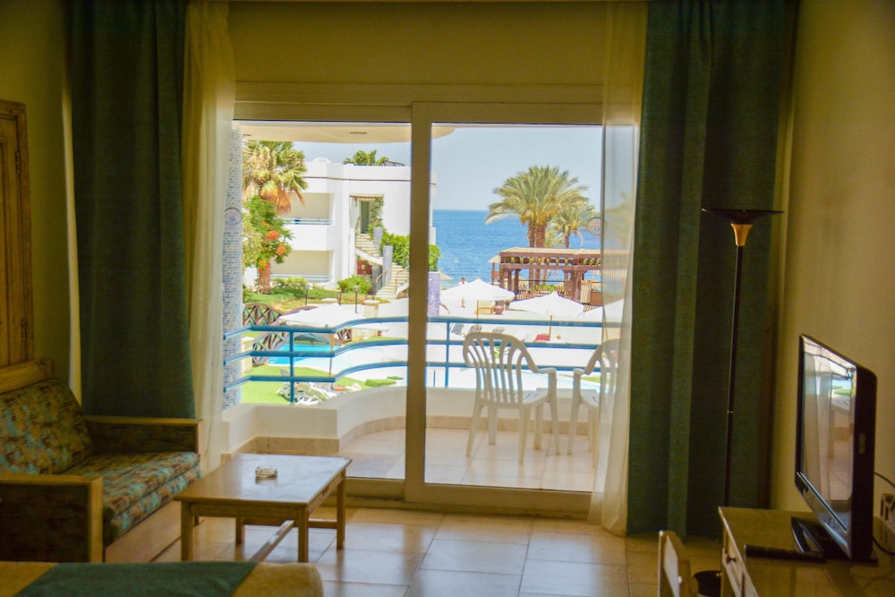 Habitación estándar con 1 cama doble o 2 individuales, vistas a la piscina del hotel Queen Sharm Resort. Foto 3