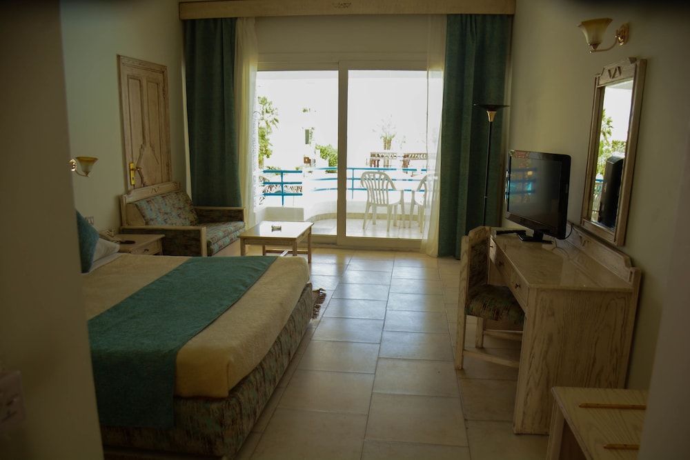 Habitación estándar con 1 cama doble o 2 individuales, vistas a la piscina del hotel Queen Sharm Resort. Foto 4