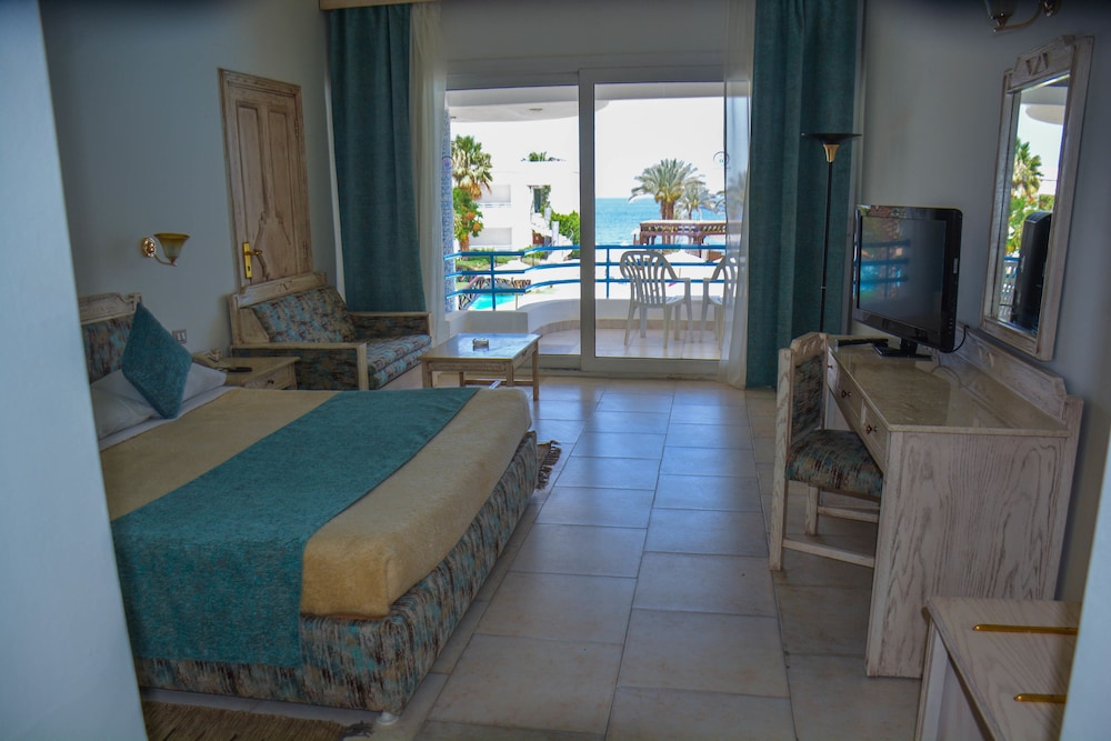 Habitación estándar con 1 cama doble o 2 individuales, vistas a la piscina del hotel Queen Sharm Resort. Foto 5