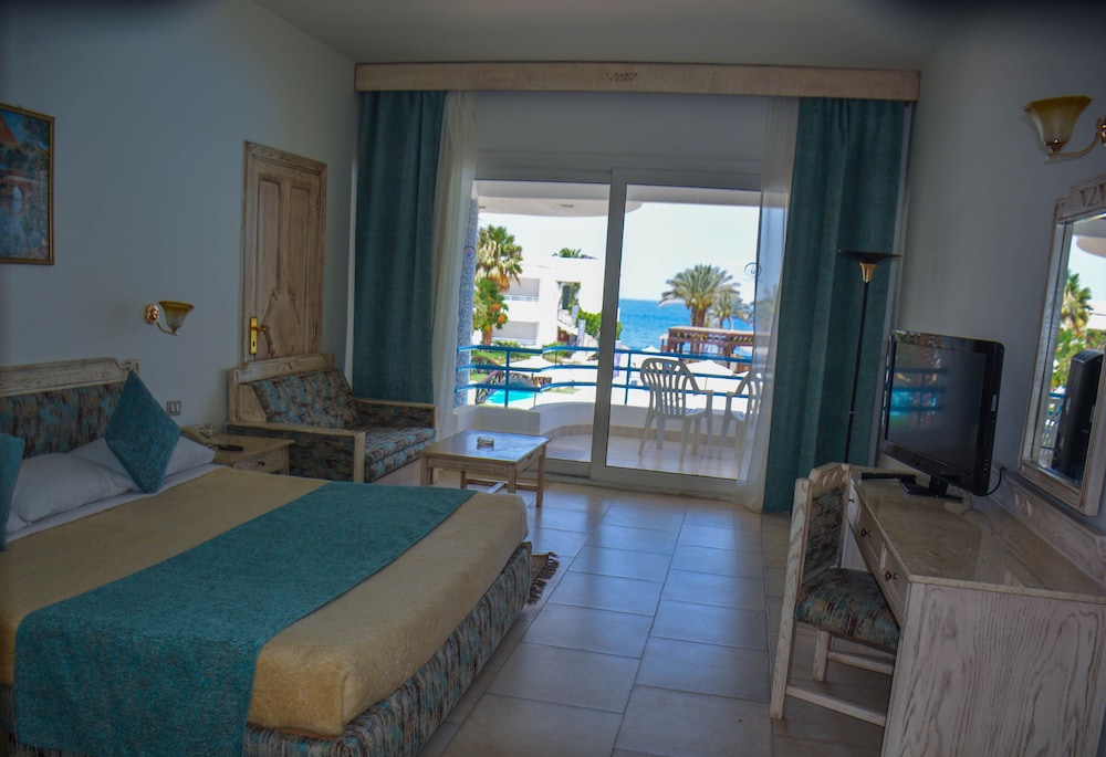 Habitación estándar con 1 cama doble o 2 individuales, vistas a la piscina del hotel Queen Sharm Resort. Foto 7