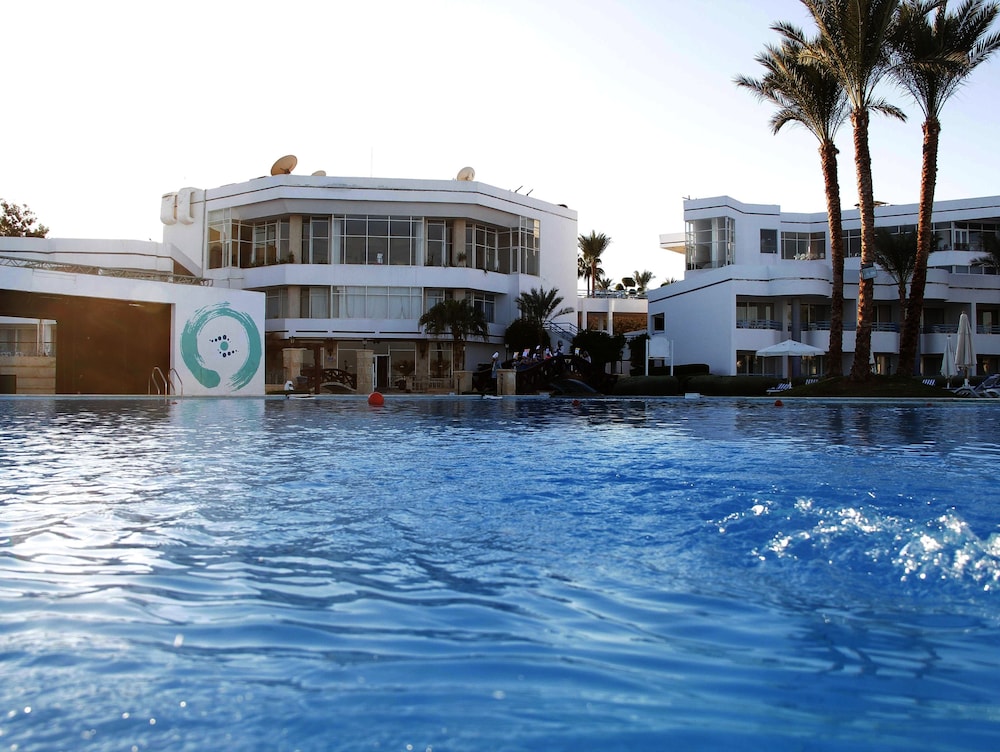 Habitación estándar con 1 cama doble o 2 individuales, vistas a la piscina del hotel Queen Sharm Resort. Foto 9