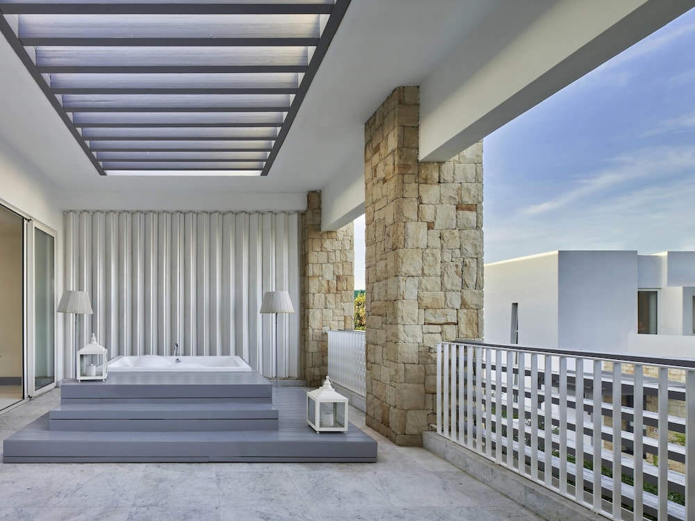 Suite Prestige, 1 cama king size, vistas al jardín, terraza privada con bañera de hidromasaje del hotel Sofitel Tamuda Bay Beach and Spa. Foto 2
