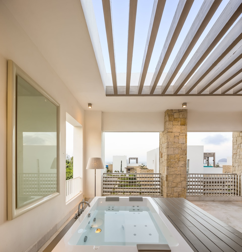 Suite Prestige, 1 cama king size, vistas al jardín, terraza privada con bañera de hidromasaje del hotel Sofitel Tamuda Bay Beach and Spa. Foto 7