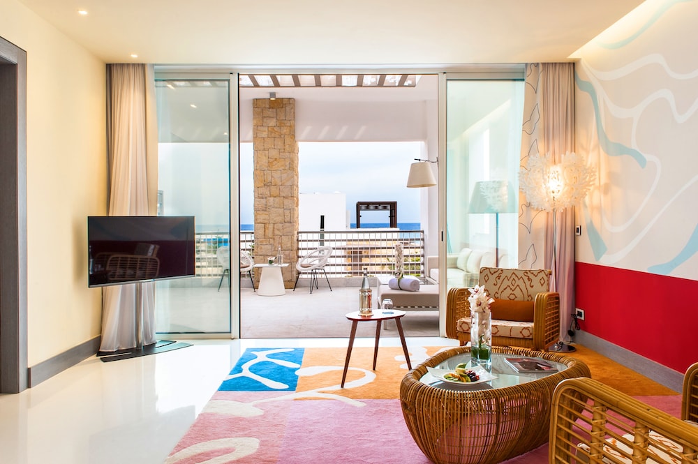 Suite Prestige, 1 cama king size, vistas al jardín, terraza privada con bañera de hidromasaje del hotel Sofitel Tamuda Bay Beach and Spa. Foto 8