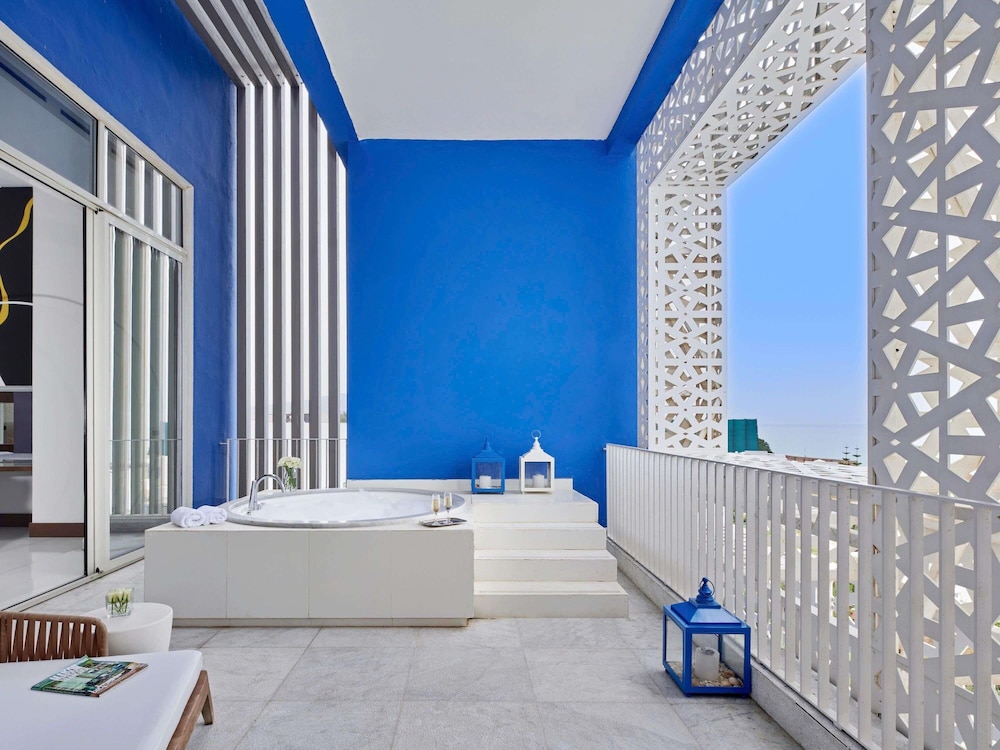 Suite Opera, 1 cama king size, vistas panorámicas al mar, terraza privada con bañera de hidromasaje del hotel Sofitel Tamuda Bay Beach and Spa. Foto 5