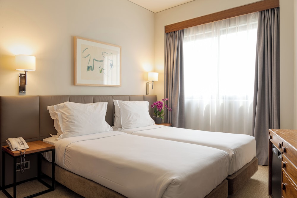 Habitación clásica con 1 cama doble o 2 individuales del hotel Dom Carlos Park. Foto 1