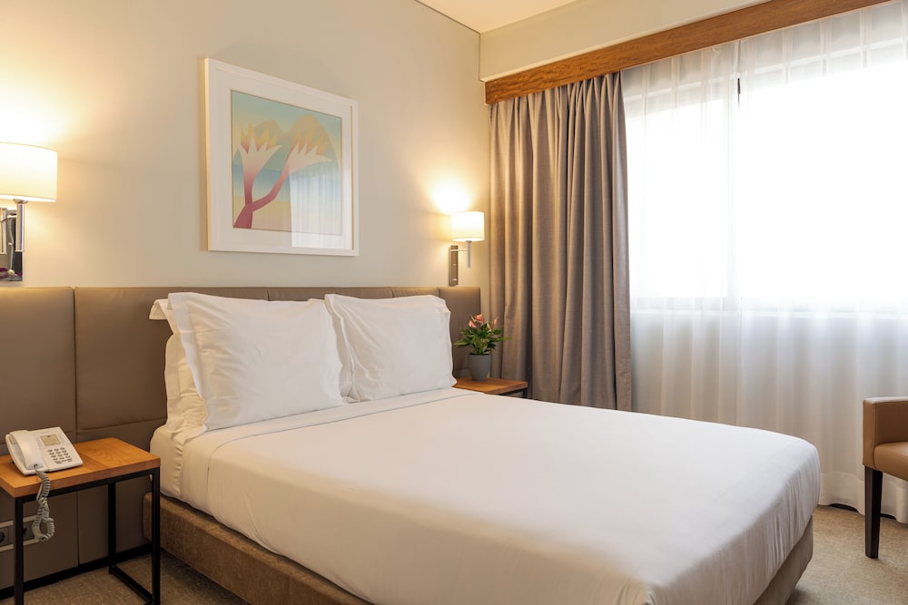 Habitación clásica con 1 cama doble o 2 individuales del hotel Dom Carlos Park. Foto 2