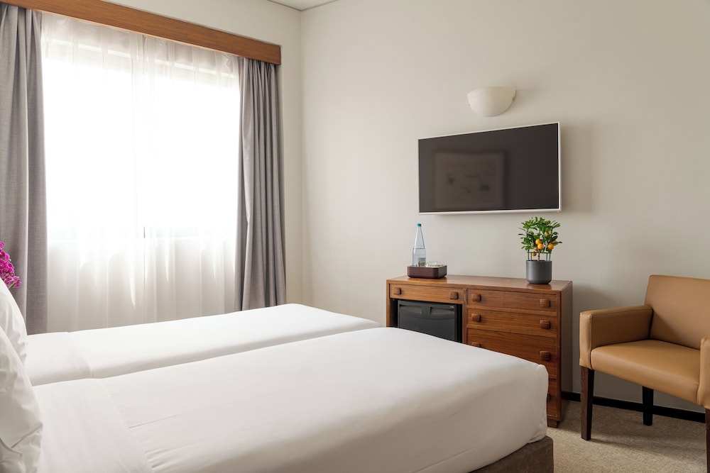 Habitación clásica con 1 cama doble o 2 individuales del hotel Dom Carlos Park. Foto 3