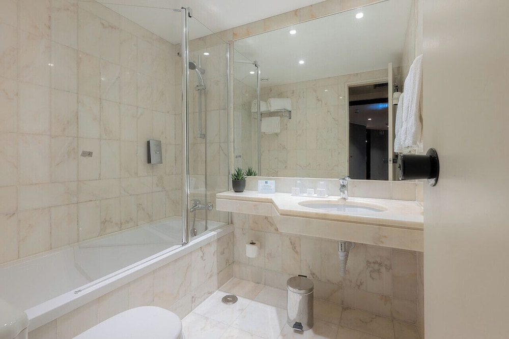 Habitación clásica con 1 cama doble o 2 individuales del hotel Dom Carlos Park. Foto 5