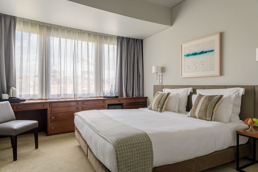 Habitación superior con 1 cama doble o 2 individuales del hotel Dom Carlos Park. Foto 4