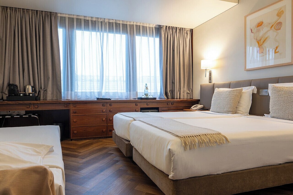 Habitación superior con 1 cama doble o 2 individuales del hotel Dom Carlos Park. Foto 6