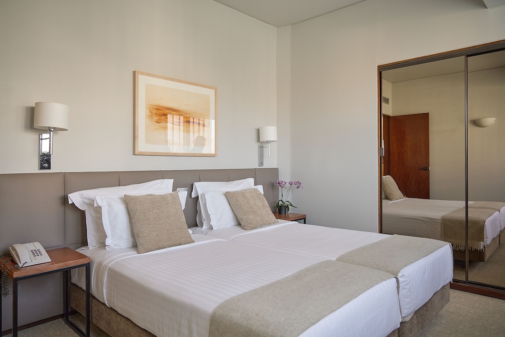 Habitación Deluxe del hotel Dom Carlos Park. Foto 1