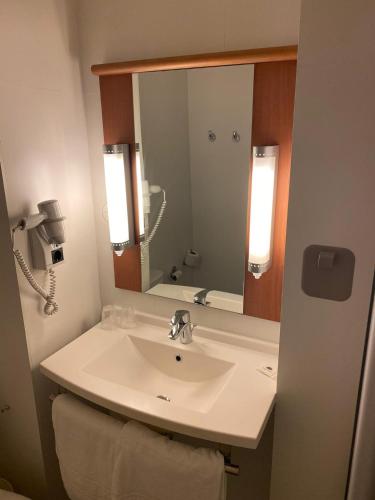 Habitación Doble con Cama supletoria del hotel Ibis Braga. Foto 1