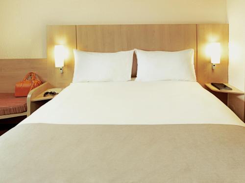 Habitación Doble con Cama supletoria del hotel Ibis Braga. Foto 3