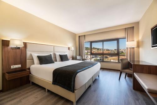 Habitación Doble Deluxe con vistas al castillo y aparcamiento gratuito del hotel Exe São Lázaro. Foto 2