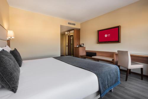 Habitación Doble Deluxe con vistas al castillo y aparcamiento gratuito del hotel Exe São Lázaro. Foto 3