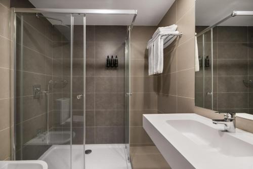 Suite con vistas al castillo y aparcamiento gratuito del hotel Exe São Lázaro. Foto 2