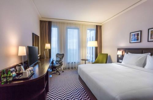 Habitación con cama extragrande. del hotel Hilton Garden Inn Krakow Airport. Foto 3