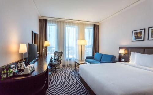 Habitación adaptada para personas de movilidad reducida - 1 cama grande del hotel Hilton Garden Inn Krakow Airport. Foto 2