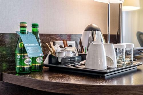 Habitación esquinera con cama doble del hotel Hilton Garden Inn Krakow Airport. Foto 3