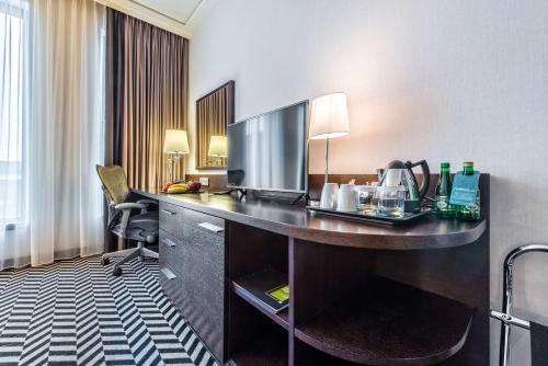 Suite de 1 dormitorio - 1 cama extragrande del hotel Hilton Garden Inn Krakow Airport. Foto 3