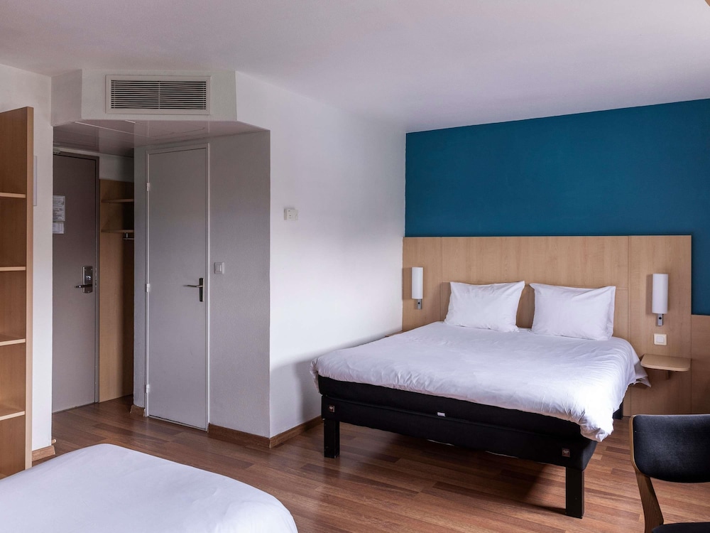 Habitación Standard con una cama doble y una cama individual del hotel Ibis Lille Lomme Centre. Foto 1