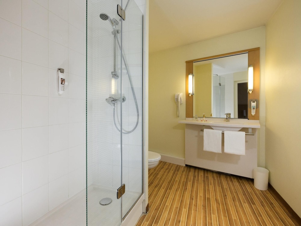 Habitación Standard con dos camas individuales del hotel Ibis Lille Lomme Centre. Foto 4