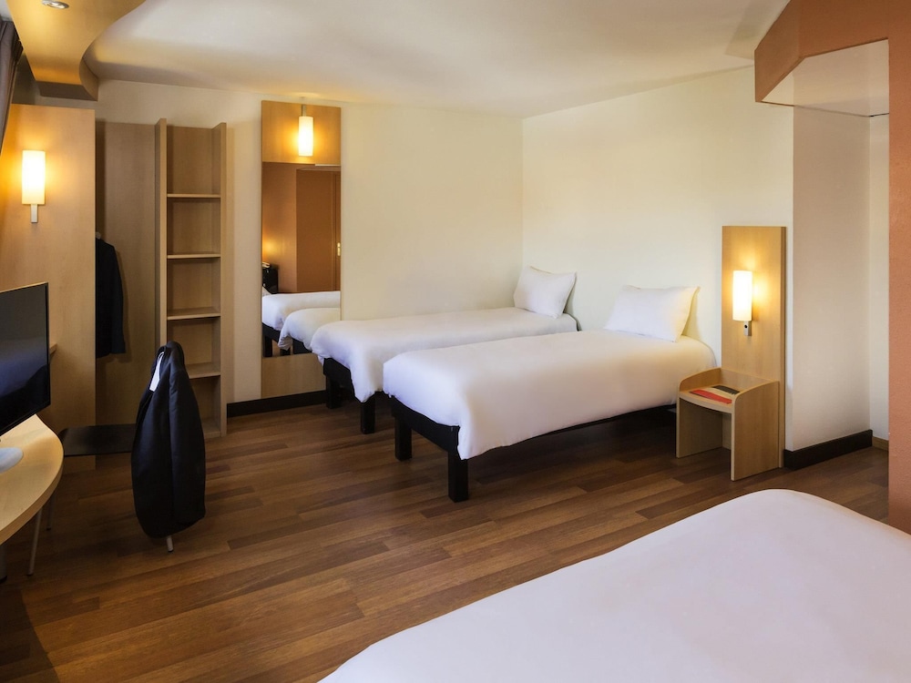 Habitación Standard con una cama doble y 2 camas individuales del hotel Ibis Lille Lomme Centre