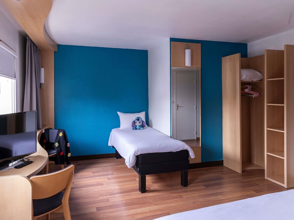 Habitación Standard con una cama doble y una cama individual del hotel Ibis Lille Lomme Centre