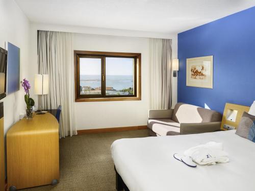 Habitación Executive con sofá cama - 1 cama grande - Vistas al mar del hotel Novotel Porto Gaia. Foto 2