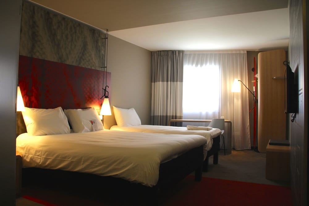 Habitación triple, varias camas del hotel Ibis Lille Centre Grand Palais. Foto 1