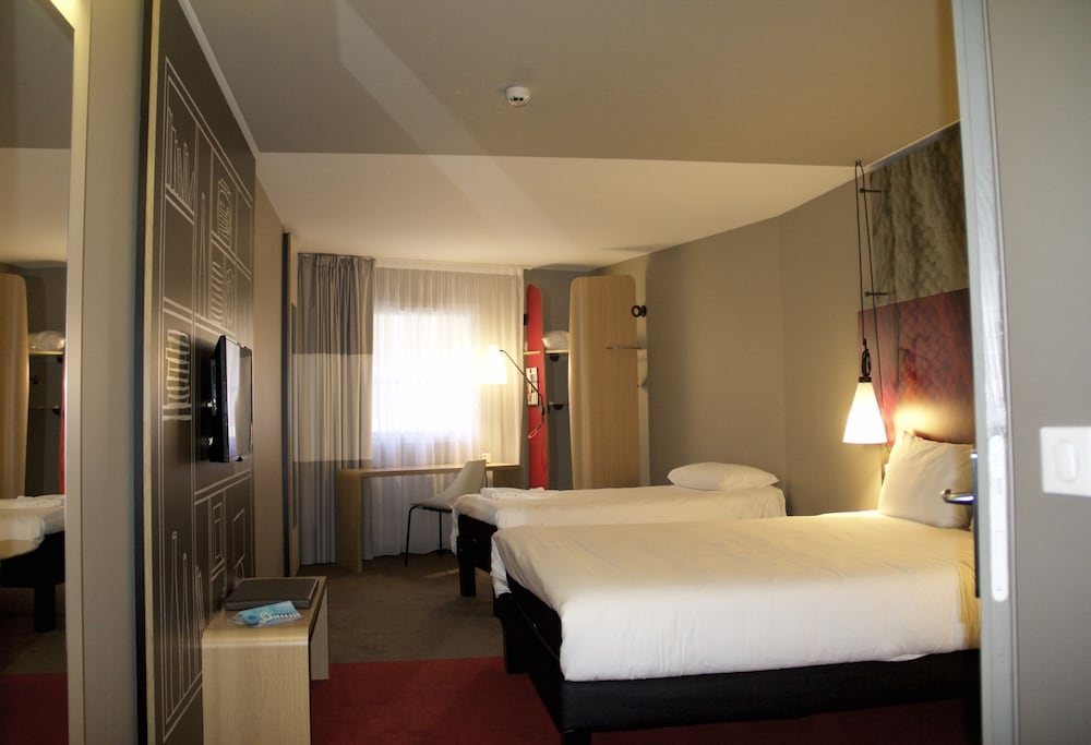 Habitación triple, varias camas del hotel Ibis Lille Centre Grand Palais. Foto 2