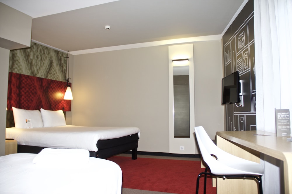 Habitación triple, varias camas del hotel Ibis Lille Centre Grand Palais. Foto 3