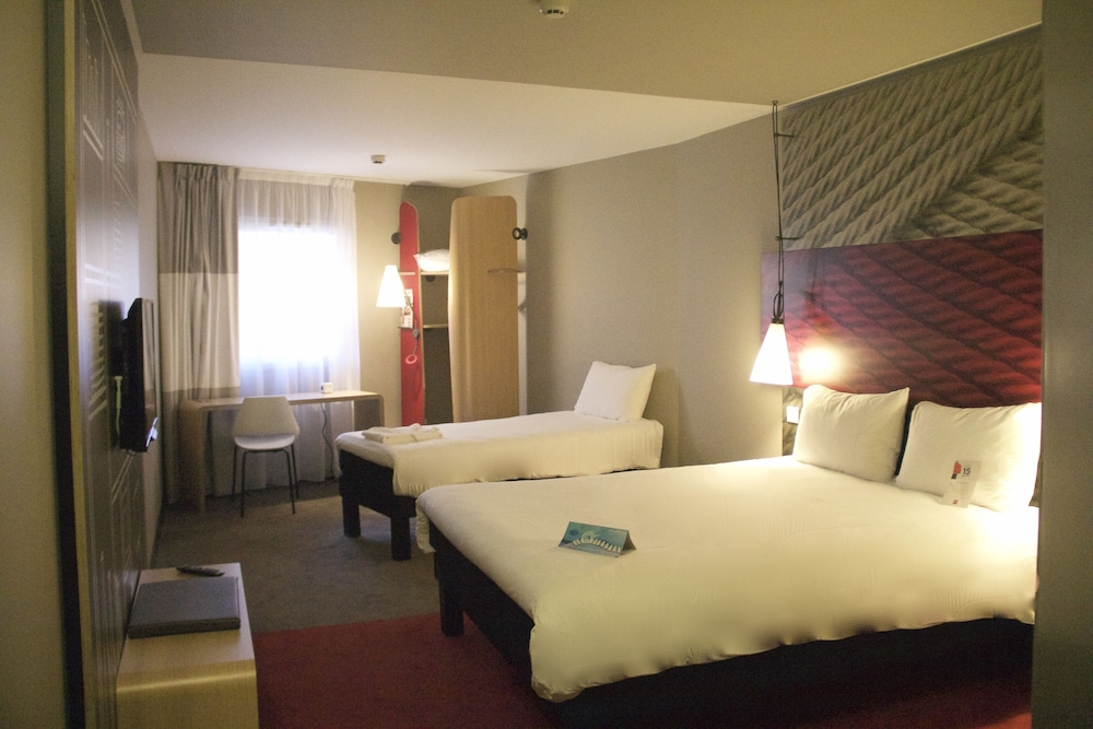 Habitación triple, varias camas del hotel Ibis Lille Centre Grand Palais. Foto 4