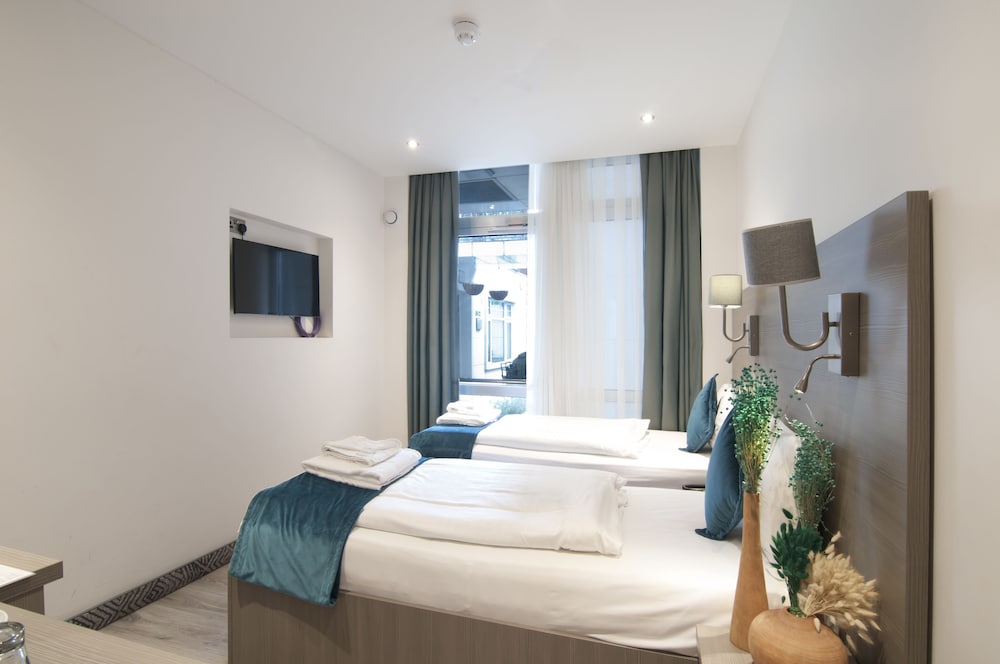 Habitación clásica con 2 camas individuales, baño privado del hotel The Lion and Key. Foto 2