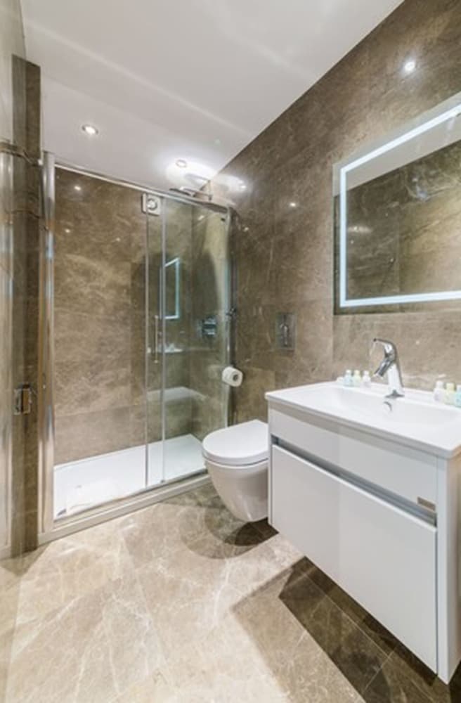 Habitación clásica con 2 camas individuales, baño privado del hotel The Lion and Key. Foto 9