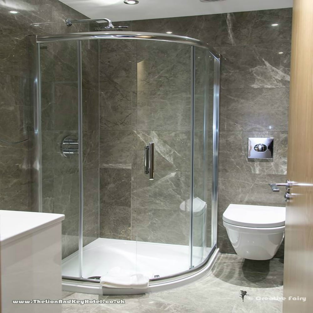 Habitación clásica doble, baño privado del hotel The Lion and Key. Foto 39