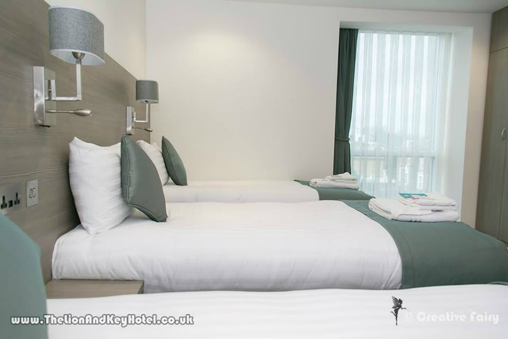 Habitación triple clásica, 3 camas individuales, baño privado del hotel The Lion and Key. Foto 2