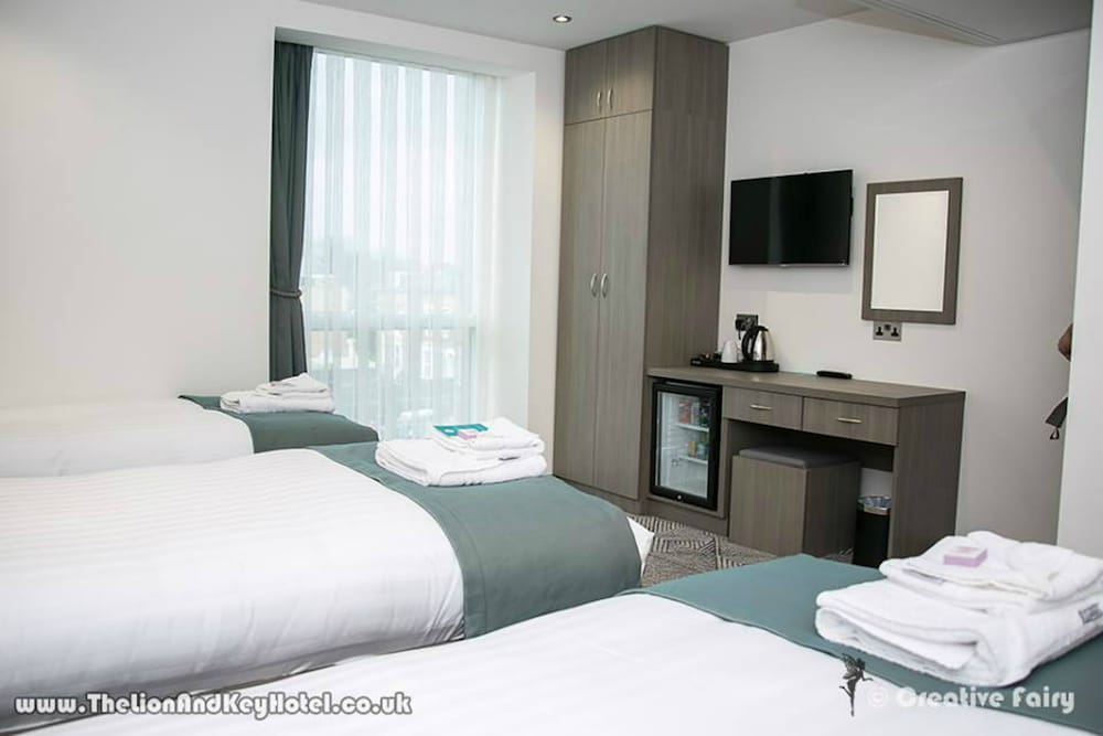 Habitación triple clásica, 3 camas individuales, baño privado del hotel The Lion and Key. Foto 3