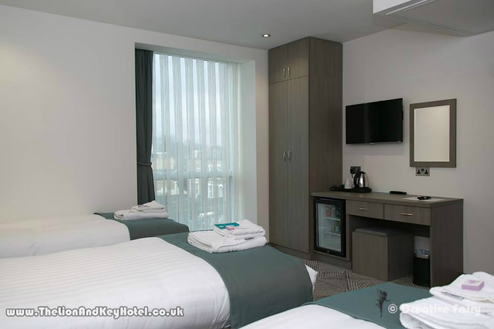 Habitación triple clásica, 3 camas individuales, baño privado del hotel The Lion and Key. Foto 14