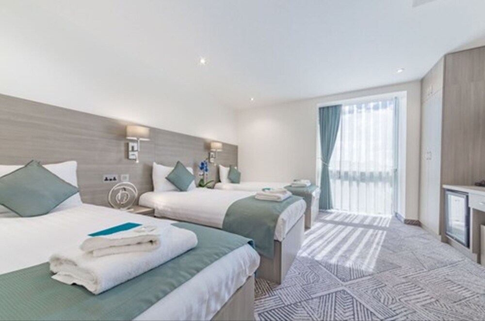 Habitación triple clásica, 3 camas individuales, baño privado del hotel The Lion and Key. Foto 15