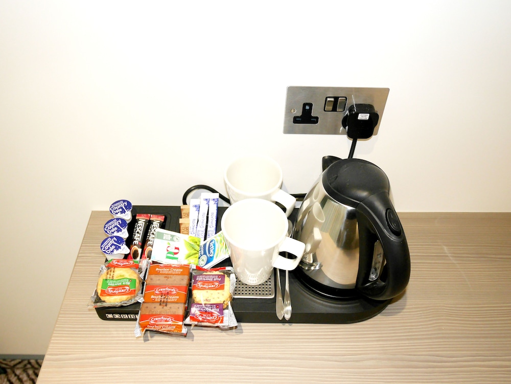 Habitación triple clásica, 3 camas individuales, baño privado del hotel The Lion and Key. Foto 16