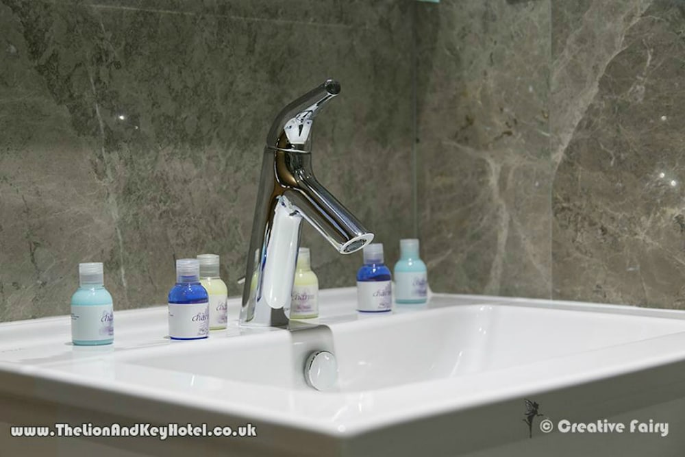 Habitación triple clásica, 3 camas individuales, baño privado del hotel The Lion and Key. Foto 20