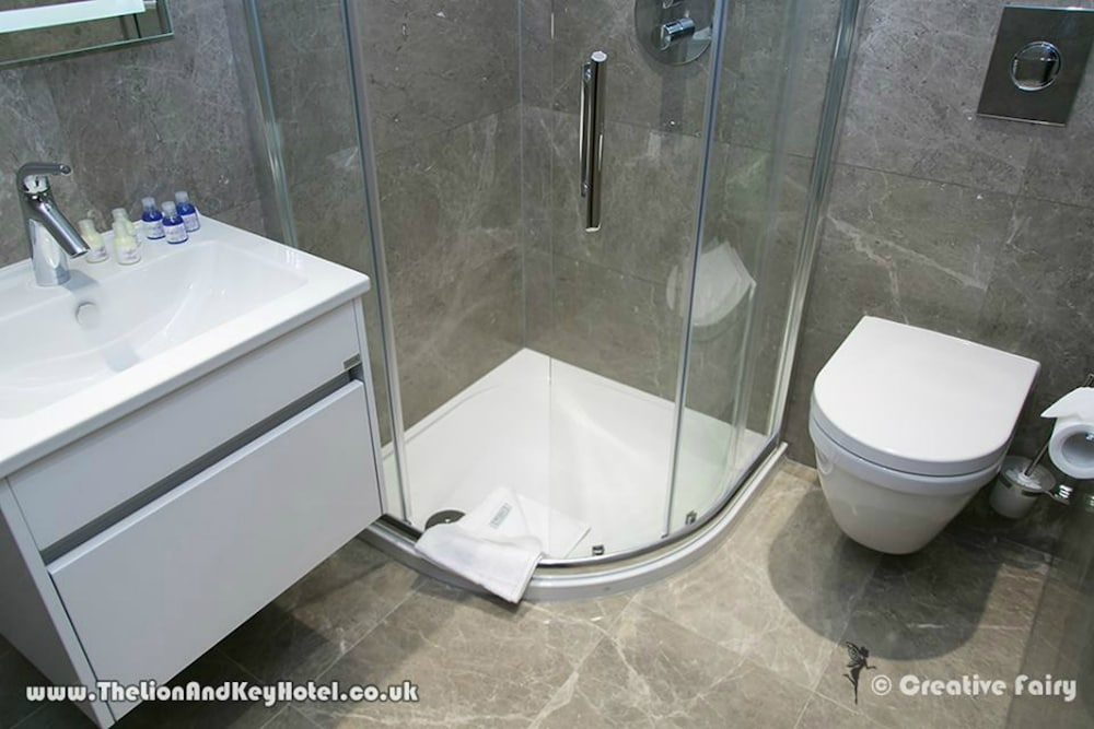 Habitación triple clásica, 3 camas individuales, baño privado del hotel The Lion and Key. Foto 23