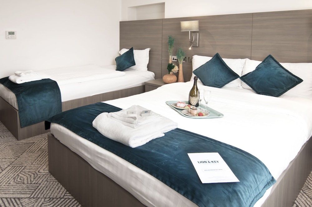 Habitación triple familiar, baño privado del hotel The Lion and Key. Foto 4