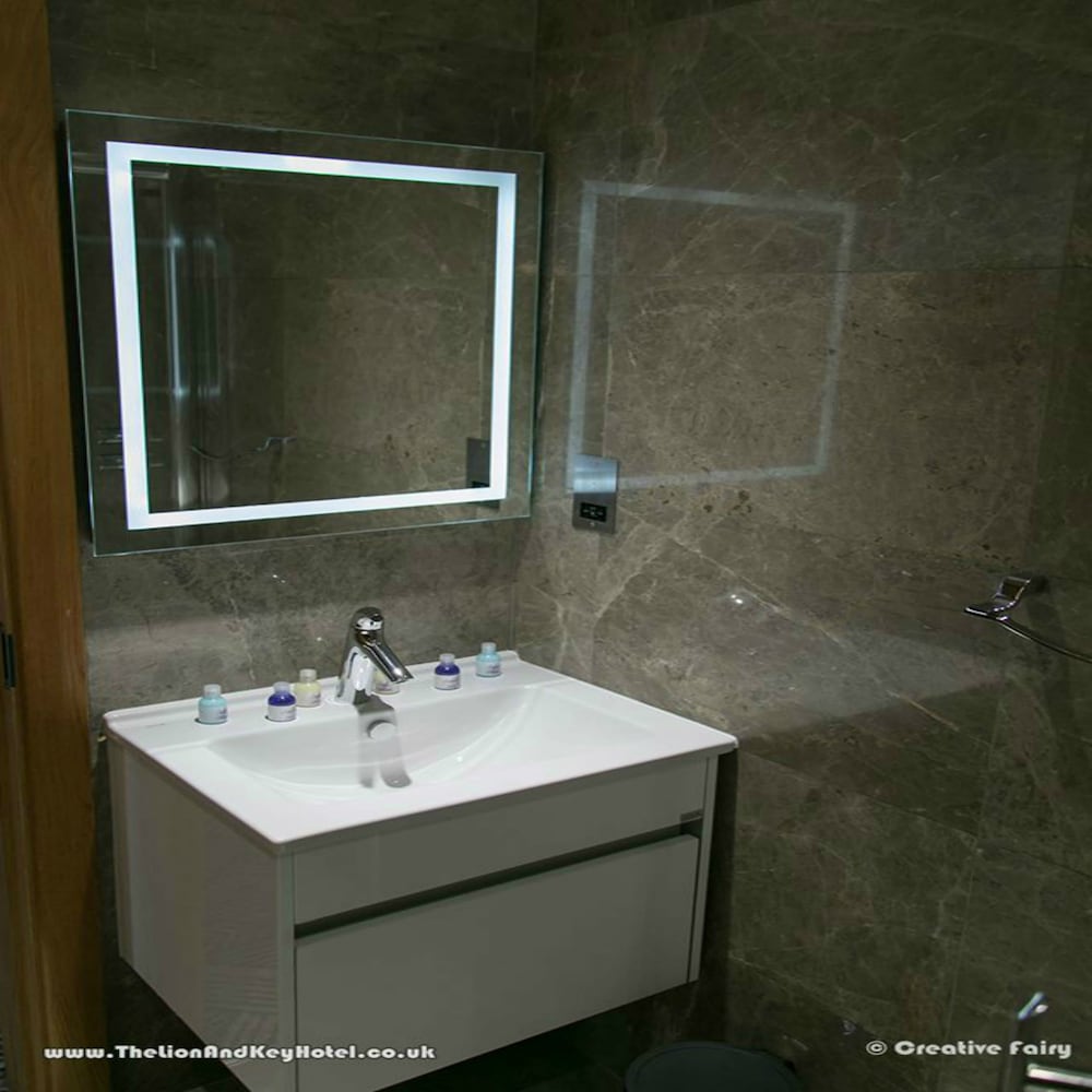 Habitación triple familiar, baño privado del hotel The Lion and Key. Foto 25