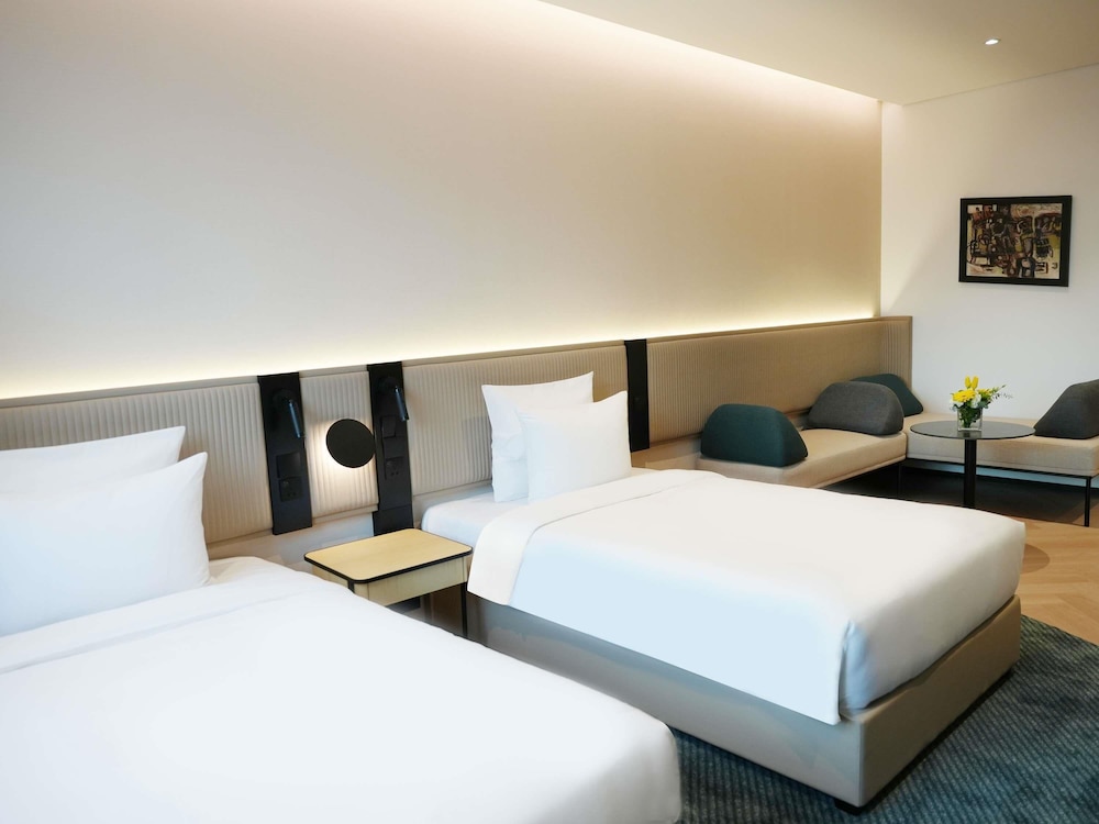 Suite junior, 1 cama de matrimonio del hotel Novotel Riyadh Al Anoud. Foto 1