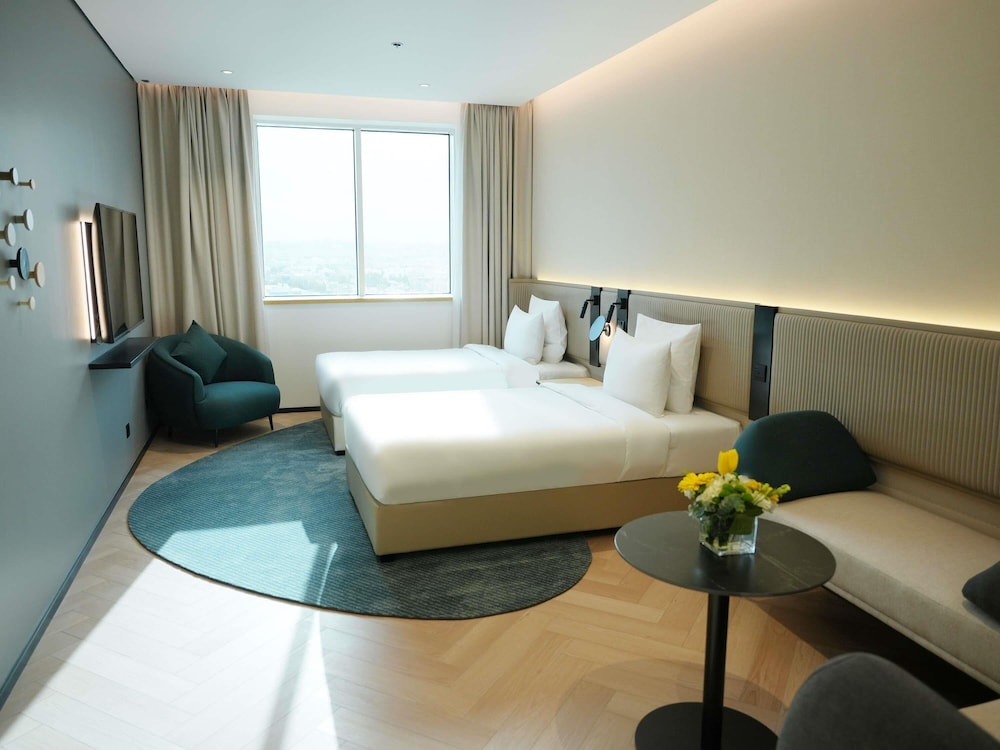 Suite junior, 1 cama de matrimonio del hotel Novotel Riyadh Al Anoud. Foto 3