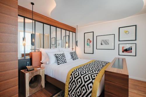Habitación Bobo con cama extragrande y vistas al jardín o a la ciudad del hotel Renaissance Paris Republique