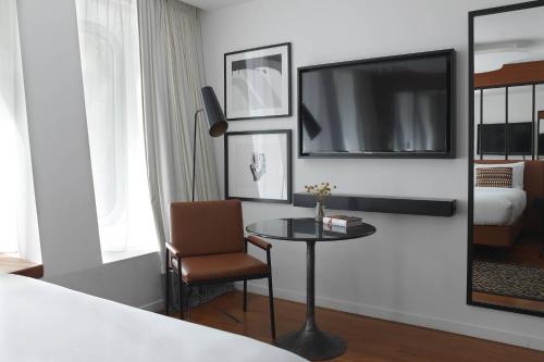 Habitación Estilo París con 1 cama grande del hotel Renaissance Paris Republique. Foto 2